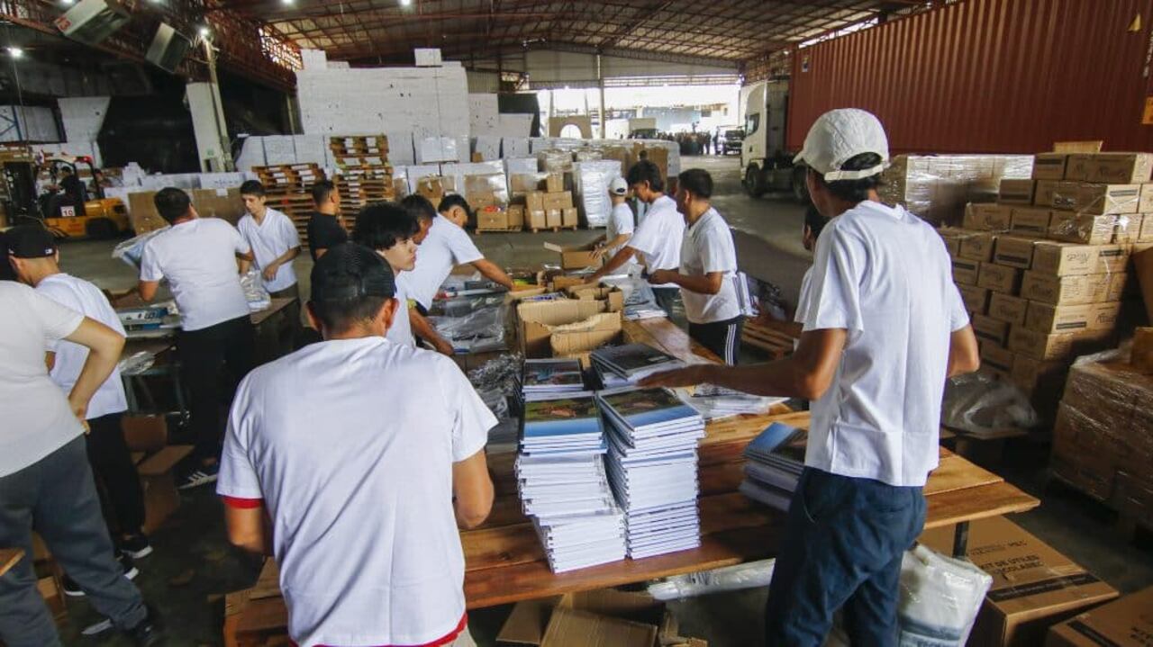 Unas 1.500 personas trabajan y viven durante tres meses en el local de Transporte InternacionalGuarany, para cumplir la misión de entregar los kits a tiempo.
