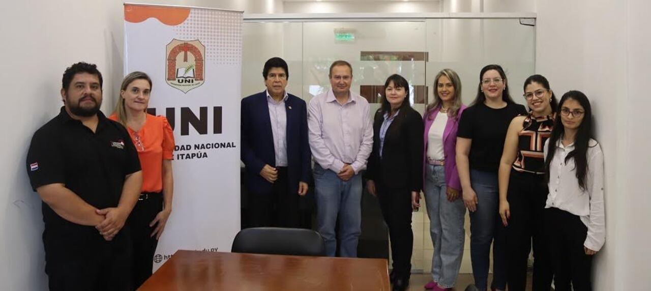 El Dr. Ricardo Rodríguez Cielo (centro, de camisa) acompañado del Dr. Hermenegildo Cohene, rector de la UNI, la Dra. Estelvina Rodríguez, y estudiantes.