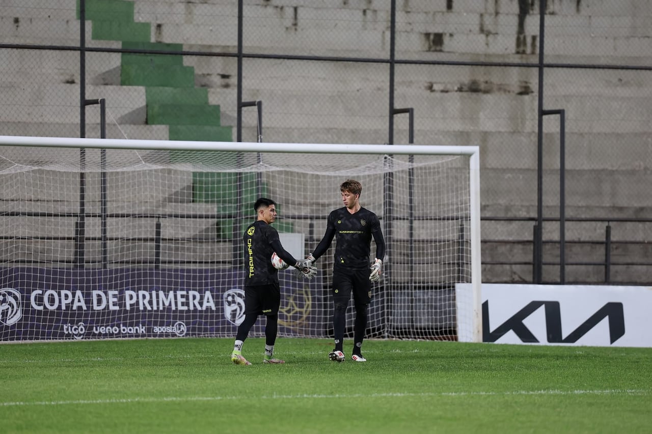 Óscar Toledo, arquero de Recoleta Fútbol Club, trabajando en la previa al cotejo ante Nacional.