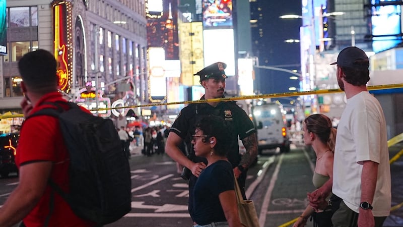 Un oficial de la policía de Nueva York custodia la zona donde una atacante hirió a dos personas. Una de ellas falleció, la vicepresidenta de Bank of America, Erin Piacenti.