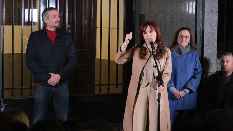 La expresidenta Cristina Fernández Vda. de Kirchner (d) junto a su hijo, Máximo Kirchner, durante un acto público en Buenos Aires, Argentina.