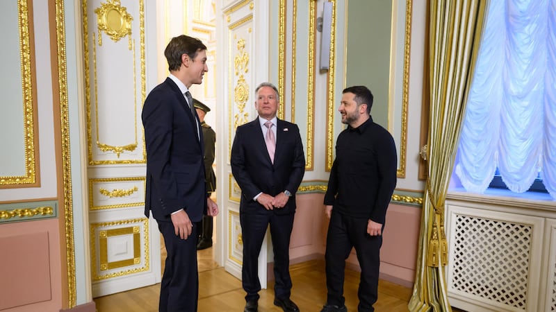 El presidente de Ucrania, Volodymyr Zelensky (d) recibe a los enviados especiales de Estados Unidos, Steve Witkoff (C) y Jared Kushner (i), en la capital ucraniana Kiev.