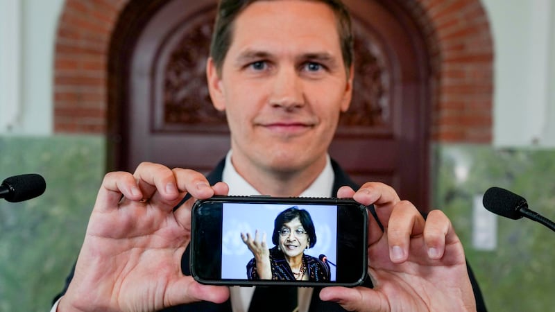 El miembro del comité del Nobel Jorgen Watne Frydnes muestra una fotografía de la ganadora del Nobel de la Paz 2026, la sudafricana y jurista Navi Pillay.