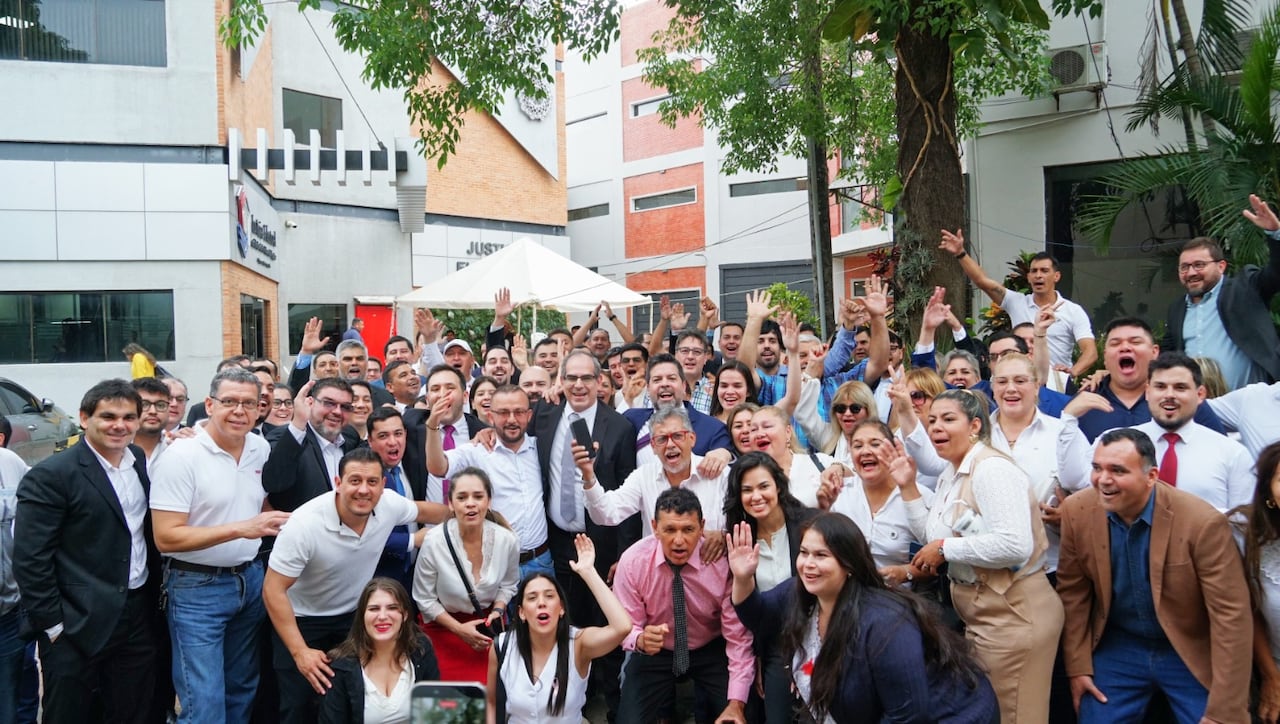 Una nutrida comitiva acompaño al movimiento presidido por Gerardo Bobadilla para la inscripción.