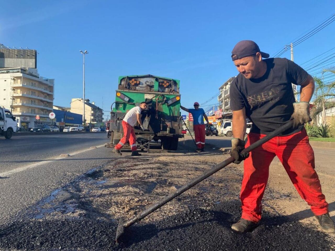 Trabajos de bacheo. Foto: Municipalidad de Asunción.