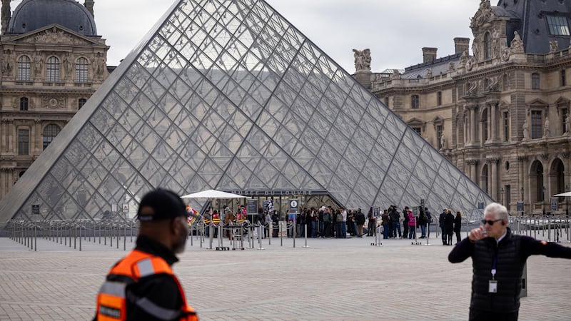 El museo Louvre, en París, cerró para evitar daños y eventuales saqueos durante las protestas juveniles y otros colectivos que reclaman contra por el alza del costo de vida.
