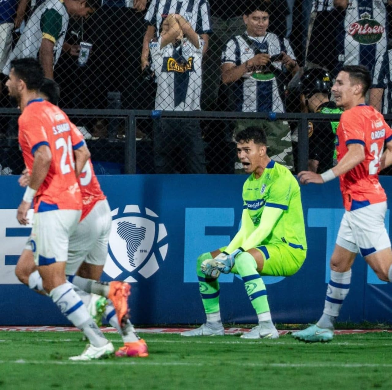 Festejo que vale la clasificación. Martínez le paró un penal a Castillo en la primera mitad.