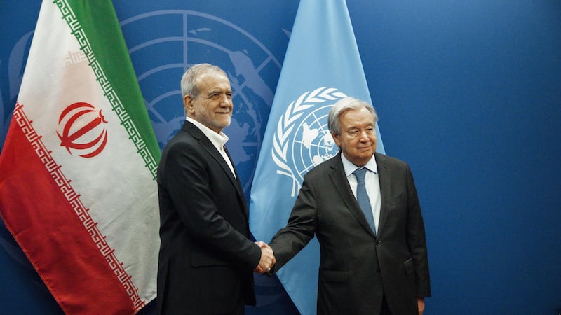 El presidente de Irán, Masoud Pezeshkian (i) saluda al secretario general de la ONU, Antonio Guterres, durante la sesión 81° de la Asamblea General del organismo, en Nueva York.