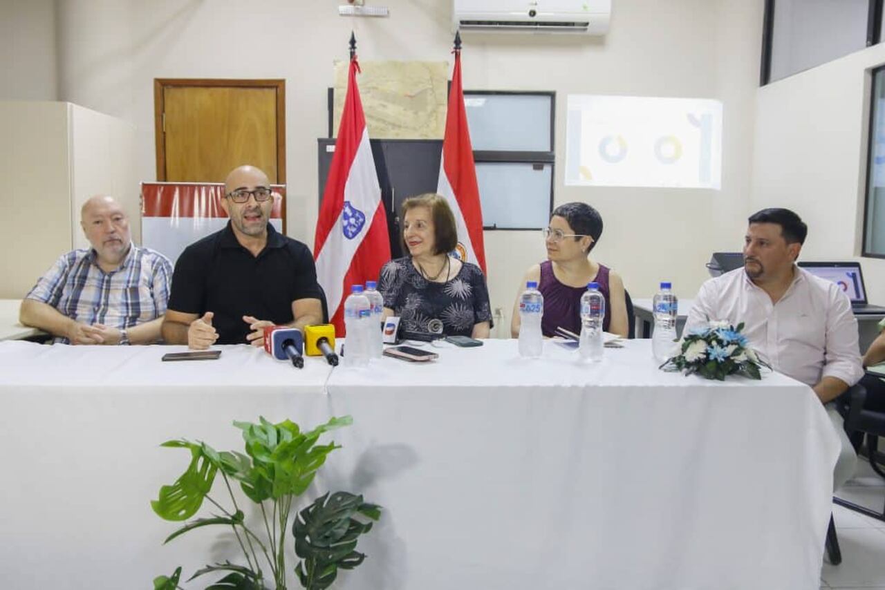 Roberto Lima, Alejandro Buzó, Mabel Causarano, Carolina Ravera y el concejal Arturo Almirón.