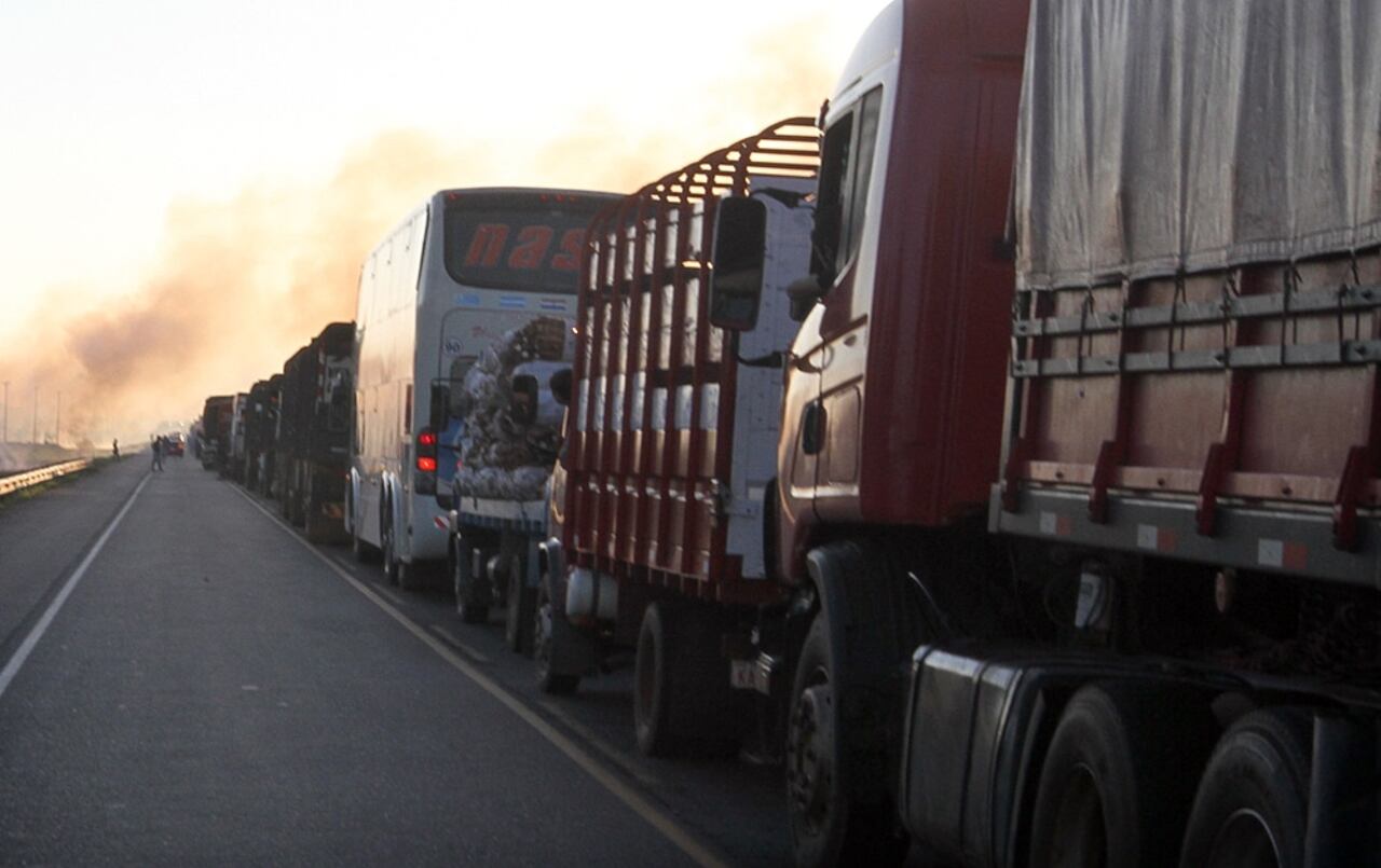 Camiones de gran porte al costado de la ruta