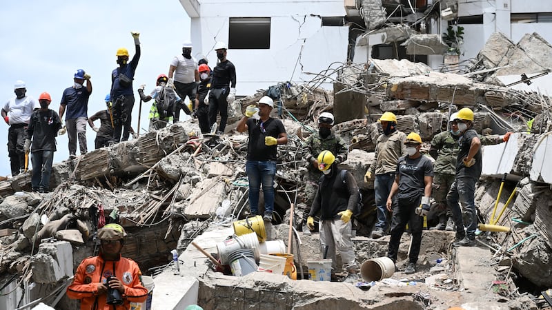 Rescatistas coordinan tareas en Cali, una de las cuatro ciudades más afectadas por el sismo en Colombia.