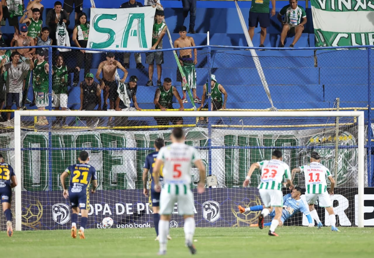 Penal cambiado por gol. Roldán descolocó al portero en la pena máxima para establecer el primero de la jornada.