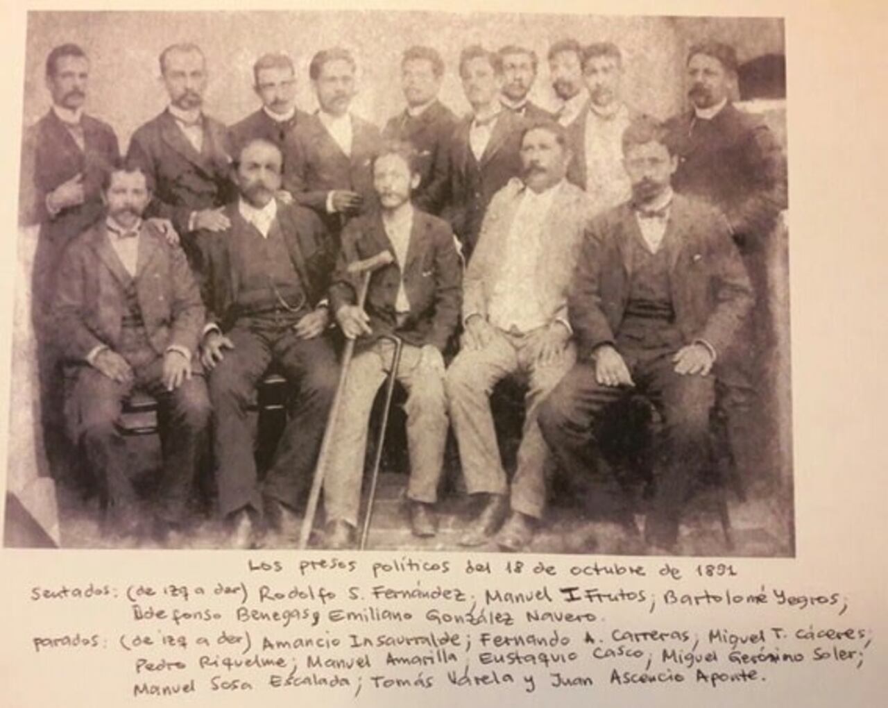 Fotografía donde se observa a algunos de los capturados la noche del 18 de octubre de 1891, entre ellos, Bartolomé Yegros, con muleta y bastón, quien fue uno de los niños héroes de la Guerra de la Triple Alianza; Ildefonso Benegas, combatiente de la guerra y protagonista de la revolución liberal de 1904; y Emiliano González Navero, el único paraguayo que ocupó tres veces la presidencia de la república. Aunque no aparece en la imagen, también fue capturado José Pantaleón Urdapilleta, quien fue fundador del Partido Colorado, pero que adhirió a la revolución liberal de 1891.