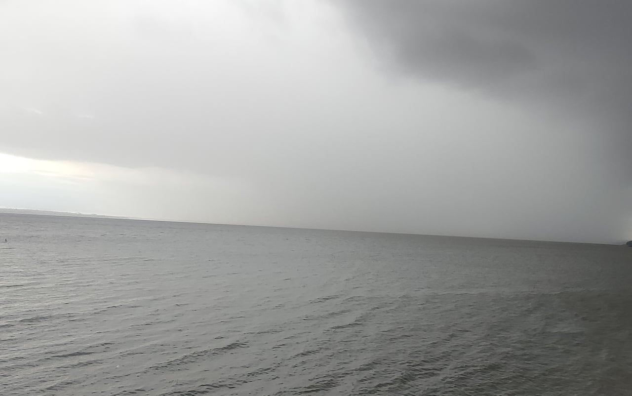 Nubes muy cargadas se observan avanzar sobre el río Paraná a tempranas horas de hoy en Encarnación.