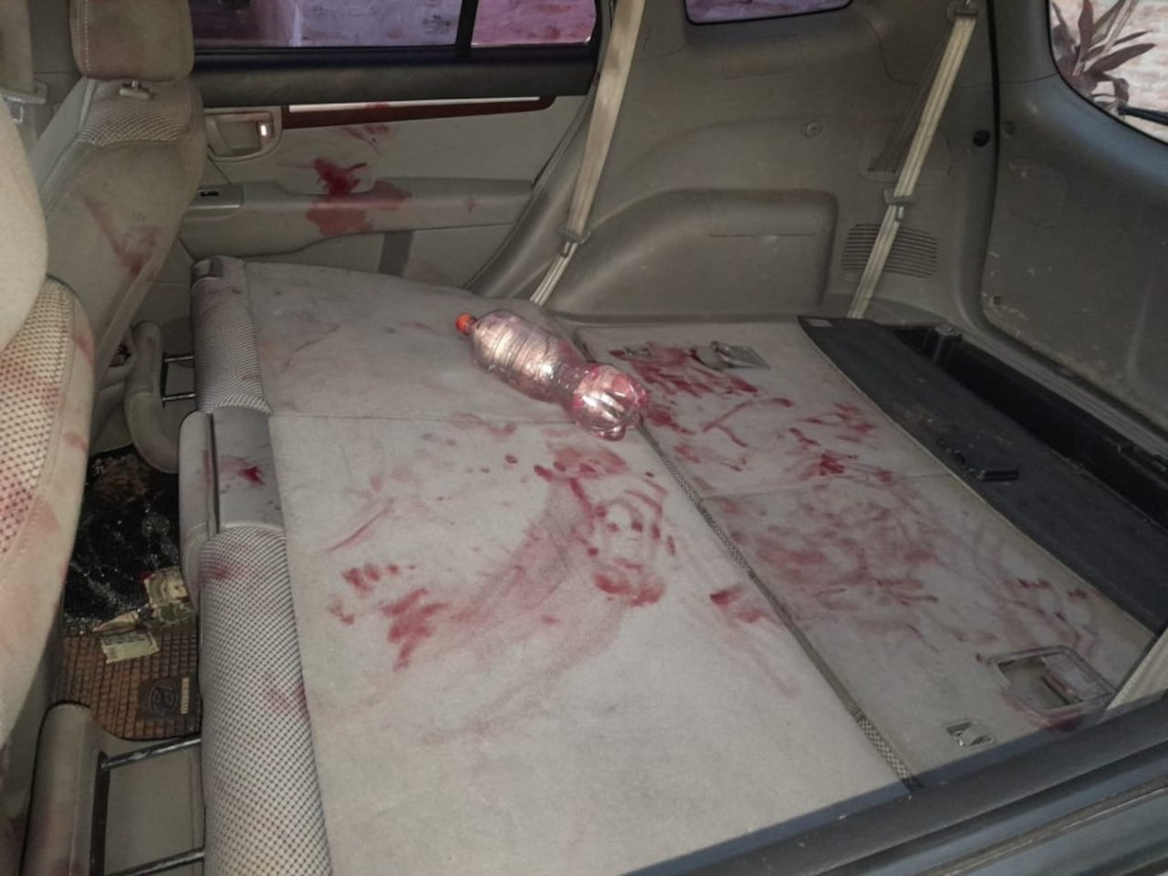 Así quedó el interior del vehículo usado por los malvivientes. La tinta roja evidencia la eficacia del sistema antirobo. Foto: Policía Nacional