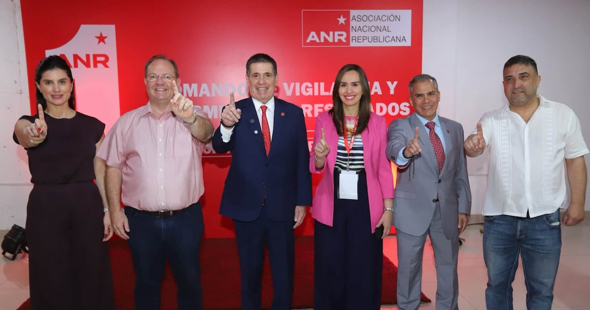 Horacio Cartes recorrió el Comando de Vigilancia de la ANR antes de las elecciones municipales