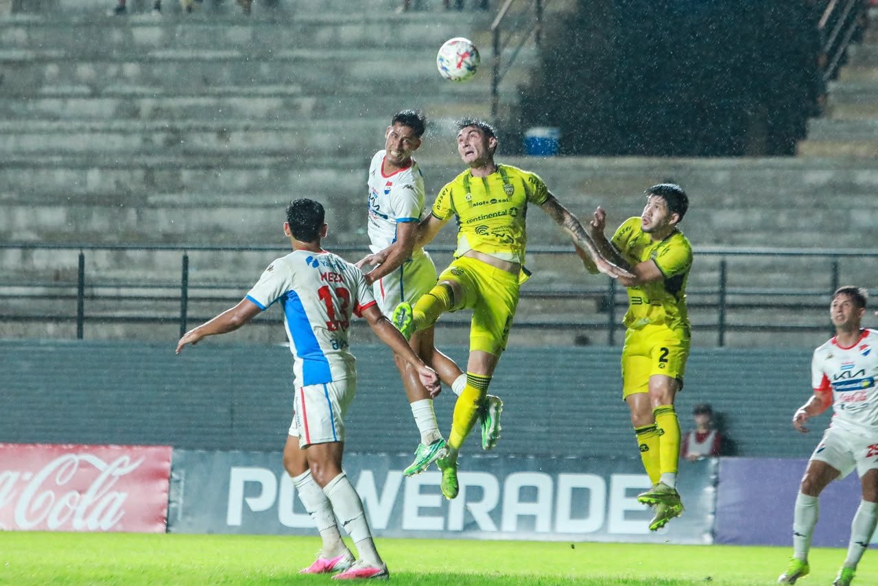 Intenso primer tiempo entre Nacional y Recoleta en el estadio Arsenio Erico.