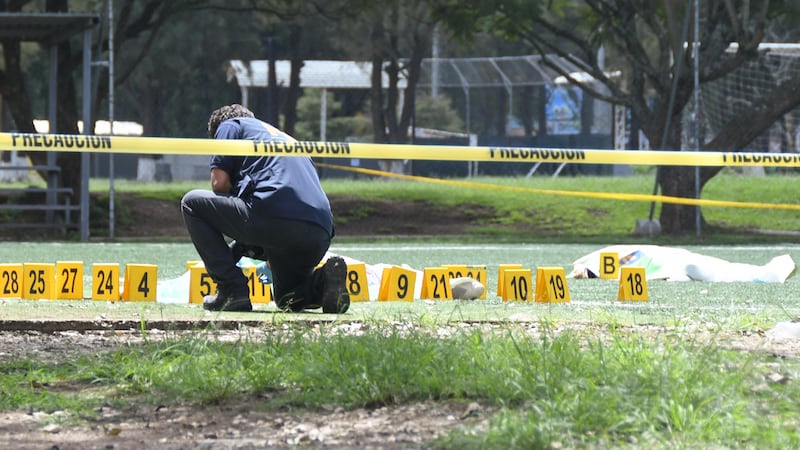 Un integrante del Ministerio Publico de Guatemala trabaja en el lugar donde fue asesinado el abogado y exfiscal anticorrupción guatemalteco Juan Francisco Solórzano Foppa, en el complejo deportivo Campo Marte en Ciudad de Guatemala (Guatemala).