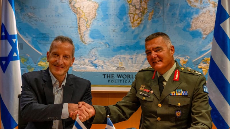 El millonario y estratégico acuerdo de defensa Escudo de Aquiles, entre Israel y Grecia, fue firmado en Tel Aviv, por el director general del Ministerio de Defensa, Amir Baram, y el director de la Dirección de Adquisiciones de Grecia, Yannis Boras.