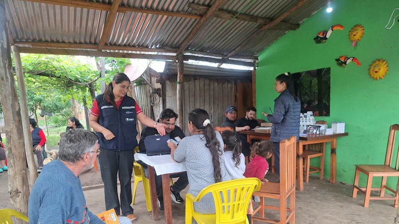 Salud brinda asistencia a familias de Itapúa afectadas por crecida del río Paraná.