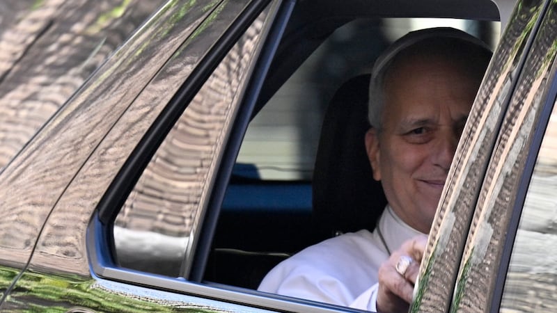 Papa León XIV llega al hospital romano Gemelli.