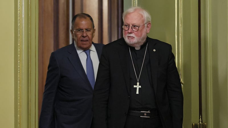 El monseñor Paul Richard Gallagher (al frente) sale de la reunión que mantuvo a solas con el canciller de Rusia, Sergéi Lavrov (i), en Moscú. (EFE)