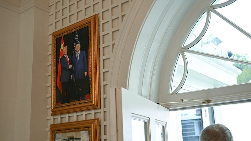 Una fotografía de Donald Trump (i) junto a Xi Jinping es exhibida en el Palm Room de la Casa Blanca. Ambos líderes se encontrarán en Washington para una visita de Estado del mandatario chino.