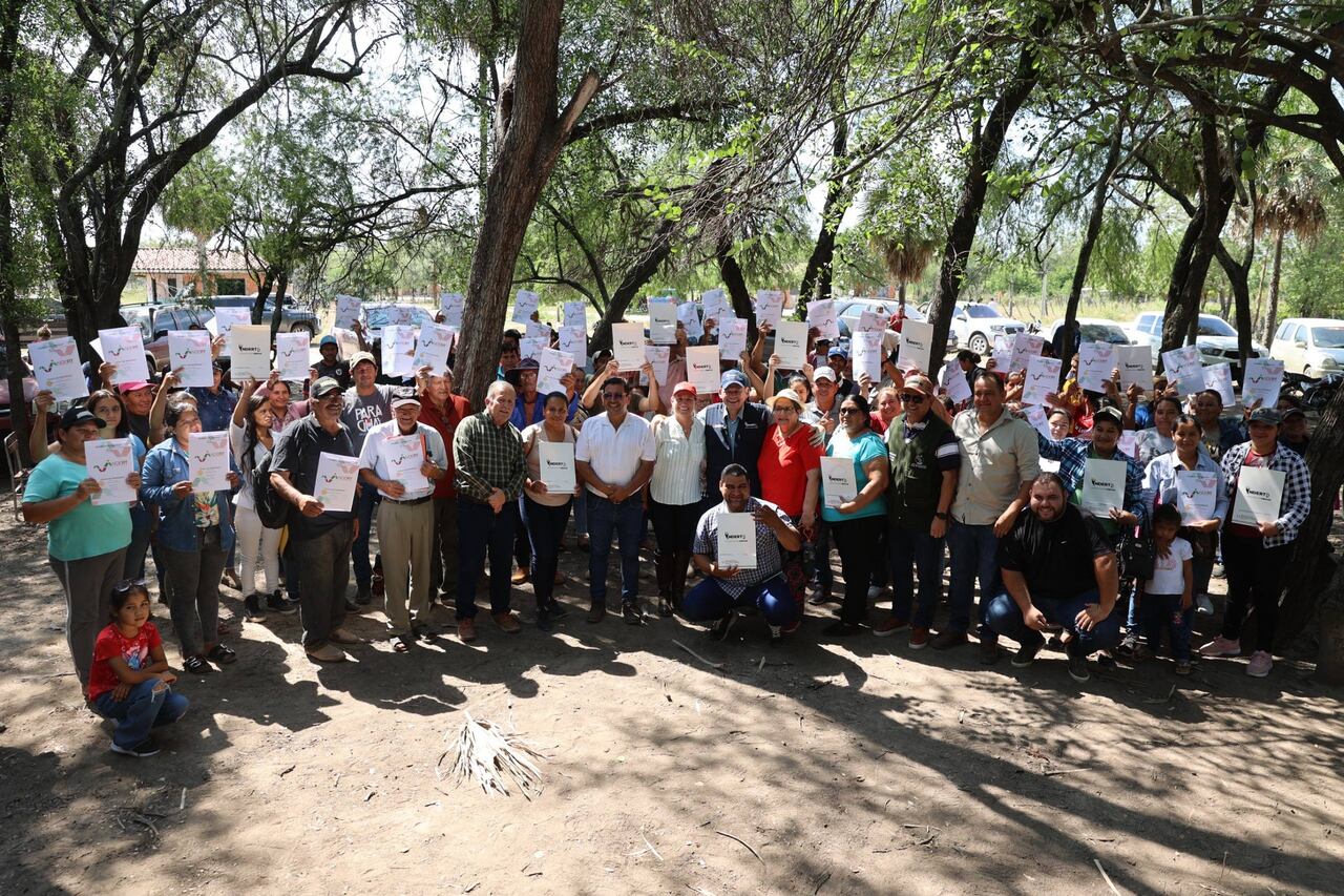 “En los 122 años de reforma agraria nunca antes se llegó a titular una colonia completa en el Chaco. Hoy comenzamos la entrega de títulos de
propiedad a los 1.400 campesinos de Nueva Mestre”, afirmó el presidente del Indert, Francisco Ruiz Díaz.
