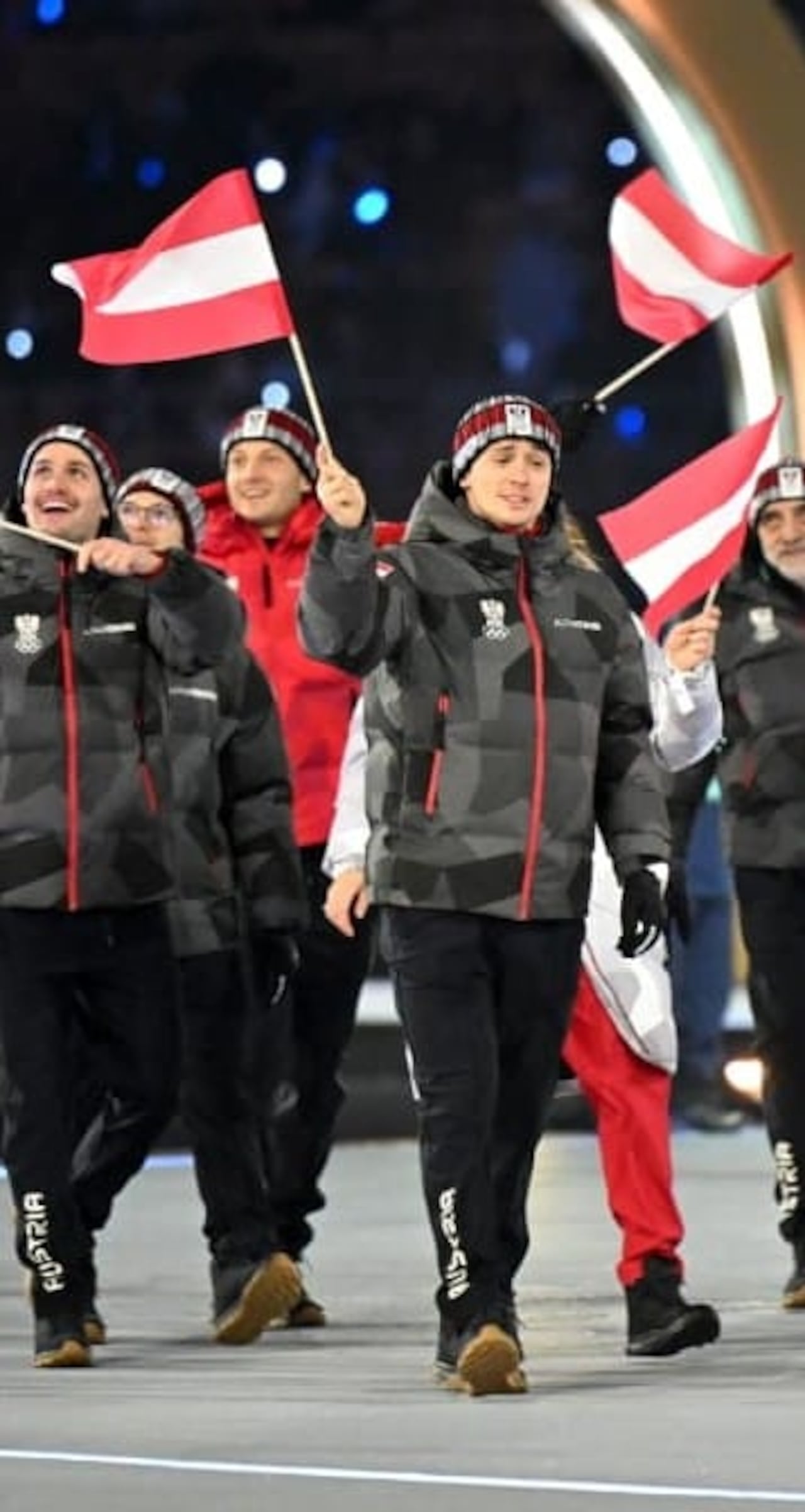 Llamativa vestimenta de los competidores austriacos.