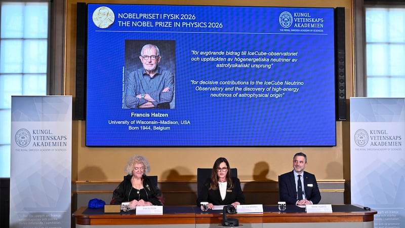 Miembros del Comité de Física del Nobel Eva Olsson, Ellen Moons y Mark Pearce anuncian al ganador de este año: Francis Halzen, en la Academia Sueca de Ciencias., en Estocolmo.