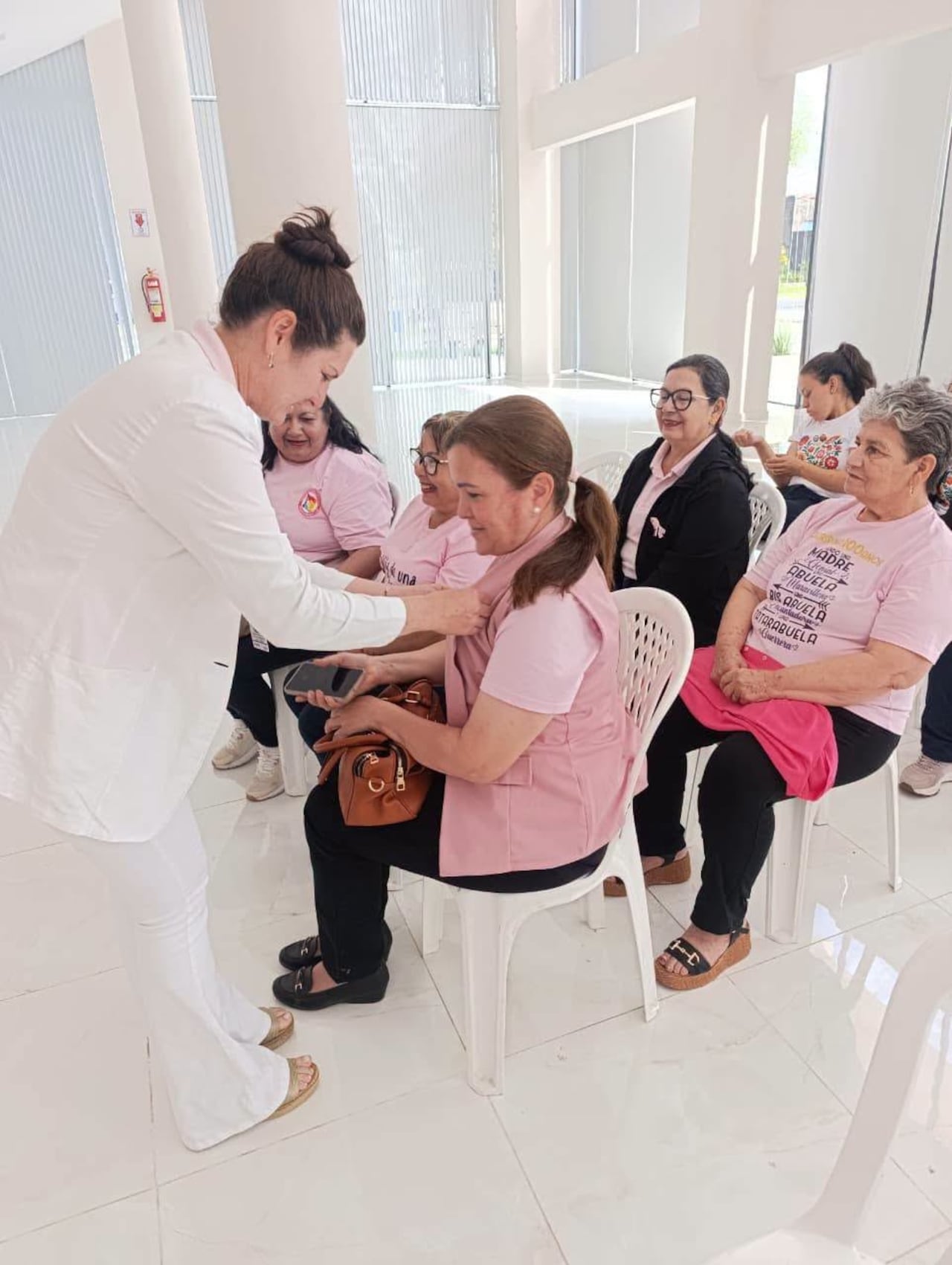 Las valientes mujeres de Onco Solidaridad impulsando el mensaje del Octubre Rosa para visibilizar la lucha contra el cáncer y sostener su vital red de apoyo.