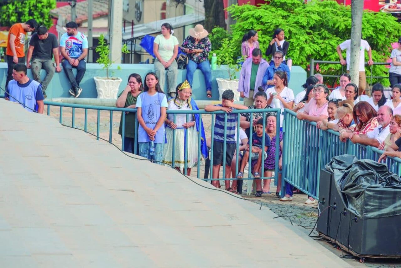 Por su característico atuendo, Leonarda resalta entre la multitud y los pobladores de Caacupé ya la conocen.