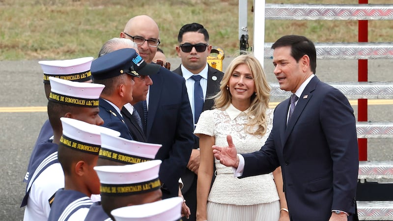 El secretario de Estado de Estados Unidos, Marco Rubio (d), saluda junto a su esposa, Jeanette Christina Dousdebes Rubio (2-d), a distintas autoridades a su llegada ayer, a Barranquilla (Colombia).