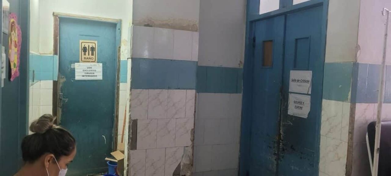 En el medio un baño para toda la urgencia. Esto está a 5 metros de la calle según denuncia de la profesional.