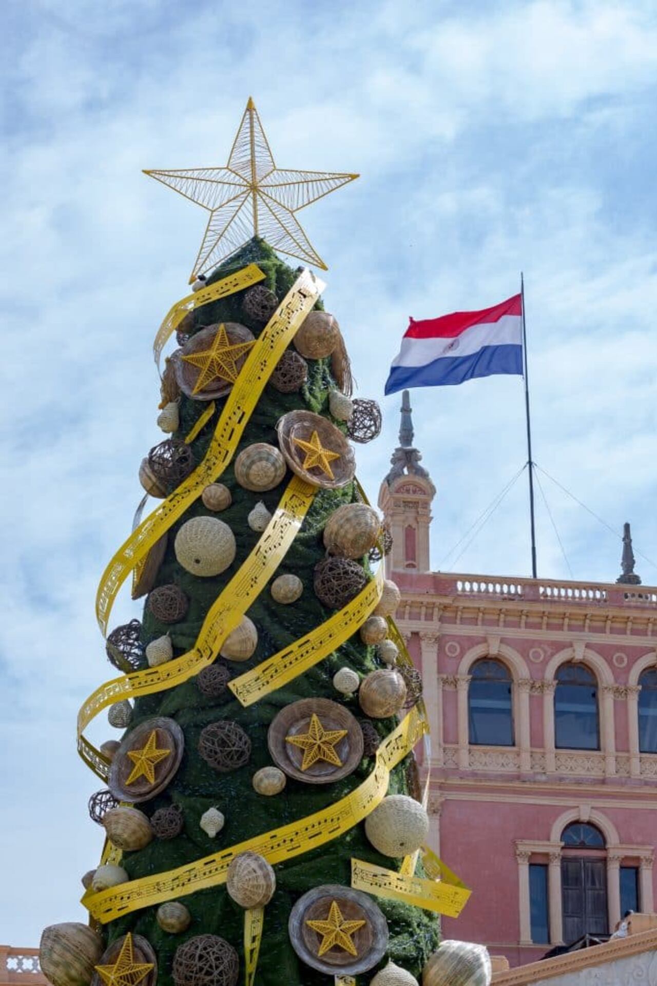 La partitura de "India" rodea al árbol navideño. Foto Gentileza