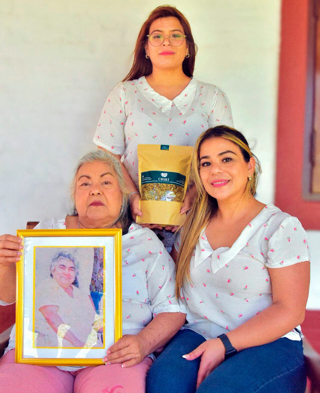 Las mujeres que inspiran cada sabor: Jamile Rojas, su madre Juani y su abuela Chikí sosteniendo la imagen de la bisabuela Juana, la verdadera esencia del emprendimiento.