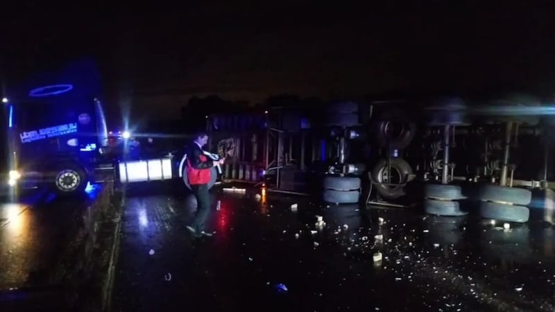 El acoplado volcó sobre su costado derecho, y bloqueó el tránsito vehicular por algunas horas, en la ruta provincial 105, de la provincia de Misiones.