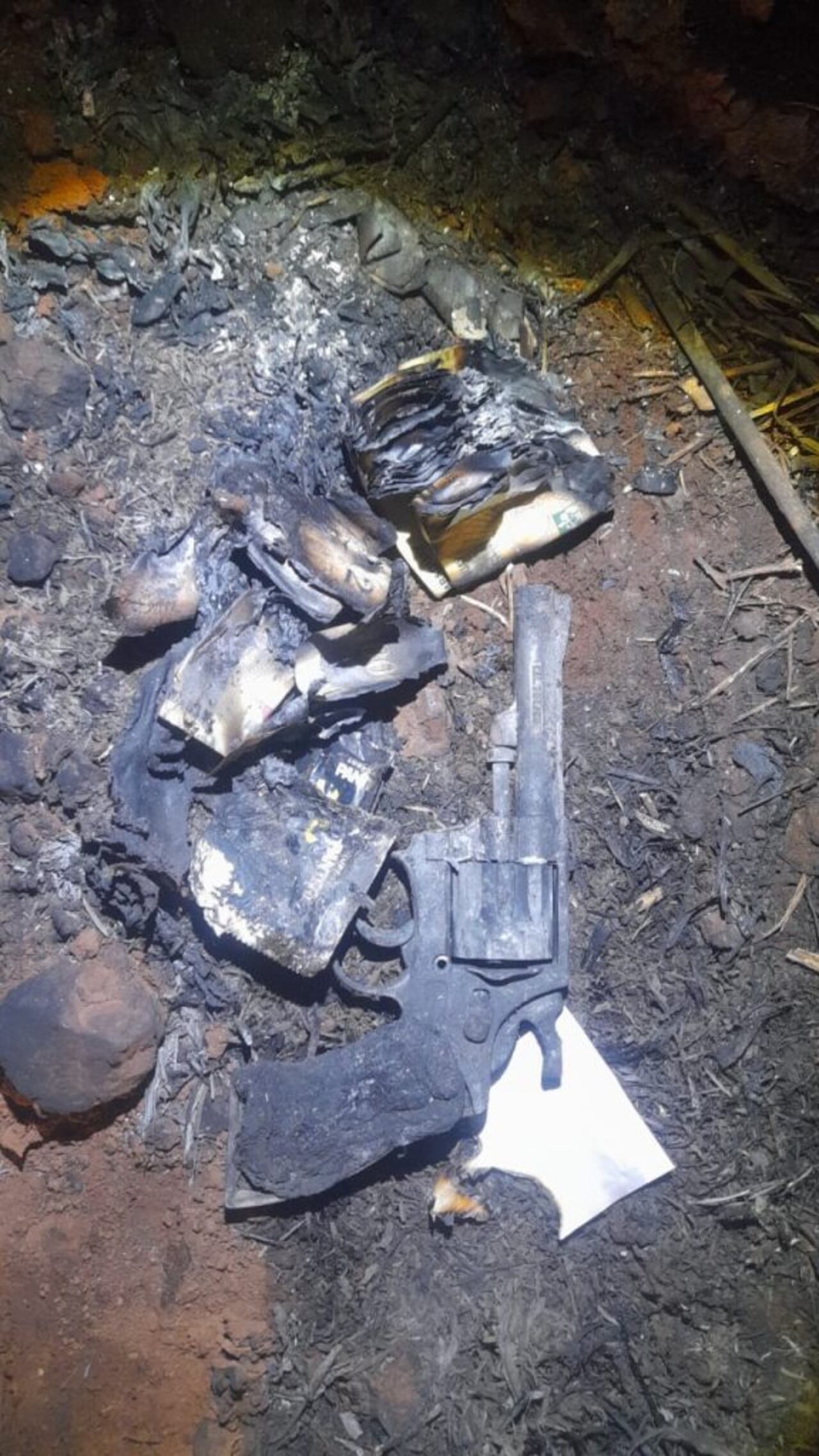 Un fajo de guaraníes y un revólver calibre .22, quemados, fueron encontrados a metros de la camioneta.