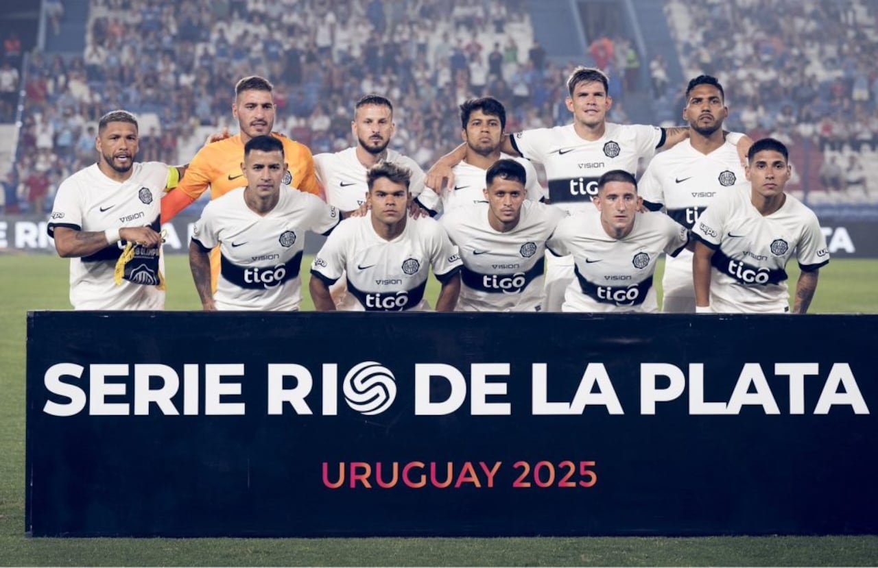 Equipo inicial de Olimpia en el amistoso ante Nacional de Uruguay.