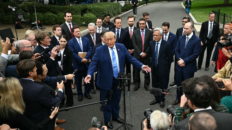 El presidente de Estados Unidos, Donald Trump, rodeado de los directores ejecutivos de la industria de desarrollo de inteligencia artificial, en la Casa Blanca.