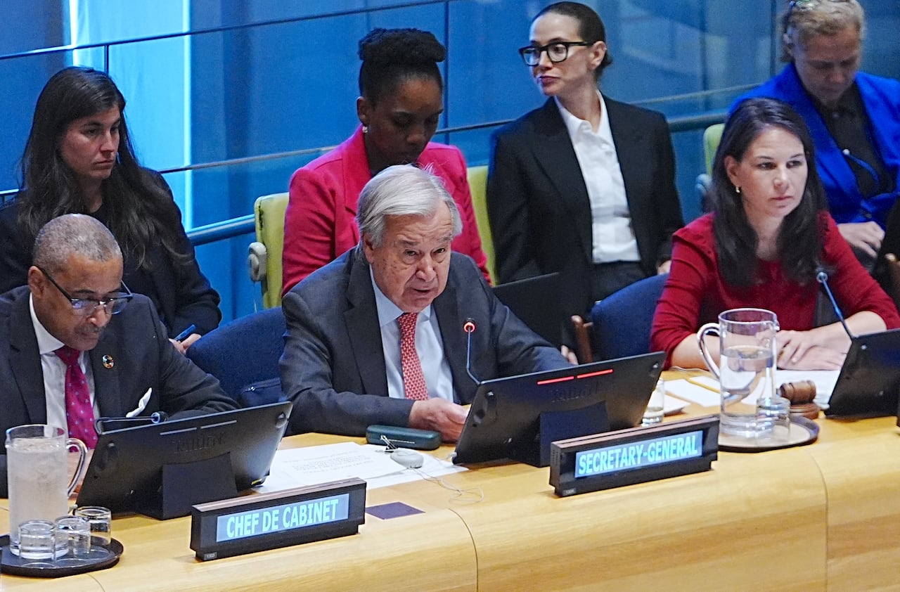 El secretario general de la ONU, Antonio Guterres (C) durante una conferencia, previo al inicio de la asamblea general cuya sesión 81 comenzará hoy. (archivo)