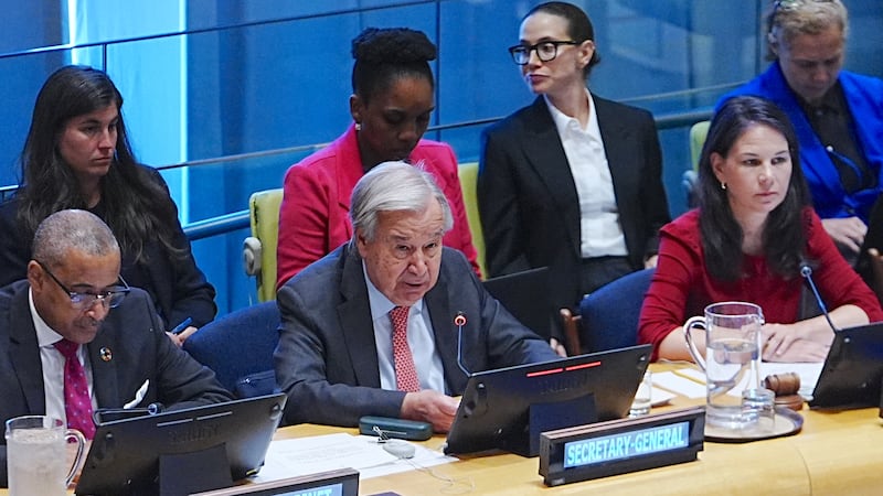 El secretario general de la ONU, Antonio Guterres (C) durante una conferencia, previo al inicio de la asamblea general cuya sesión 81 comenzará esta semana.
