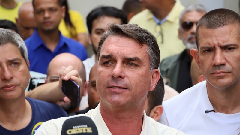 Flávio Bolsonaro (c), gana las elecciones en primera vuelta de Brasil. Pero disputará la presidencia en balotaje contra Lula da Silva.
