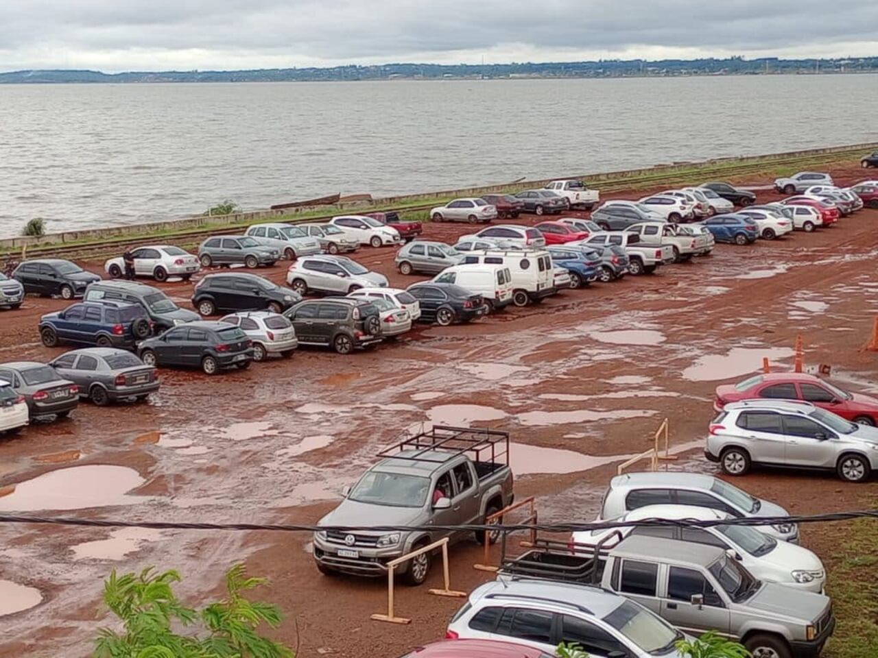 Pasajeros aguardan en el estacionamiento del FFCC, servicio ferroviario, uno de los puntosmás concurridos por quienes cruzan la frontera para las compras.