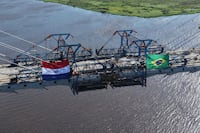 Avanzan las obras finales del Puente Bioceánico en el río Paraguay