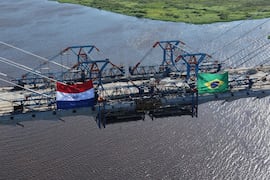 Avanzan las obras finales del Puente Bioceánico en el río Paraguay