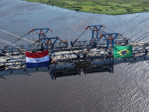 Avanzan las obras finales del Puente Bioceánico en el río Paraguay