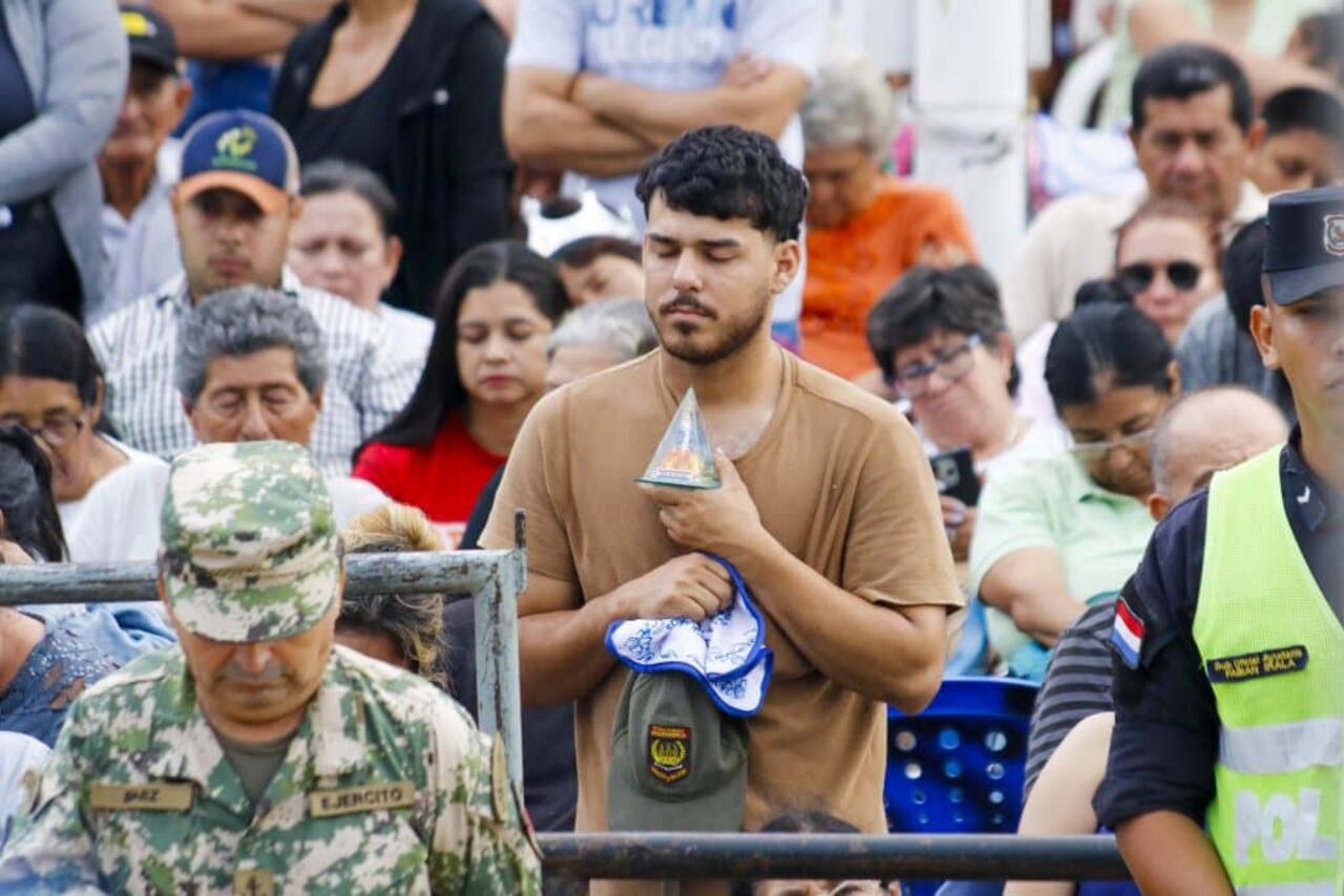 Feligreses en la plazoleta de la Basílica, en la mañana del 8 de diciembre.