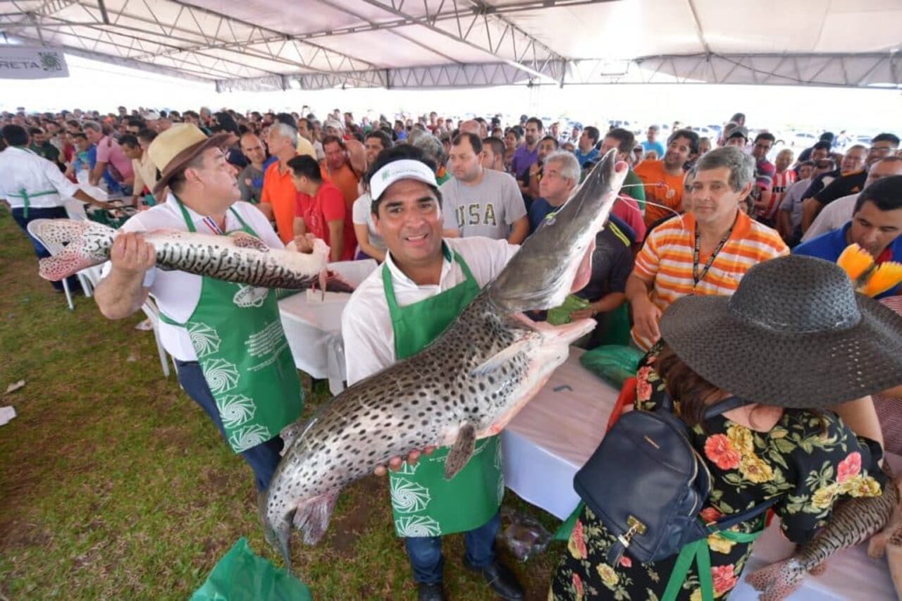 También recomiendadisminuir el uso de sal, cuidar el consumo de productos envasados, y asegurarse de mantener lacadena de frío en carnesy pescados.