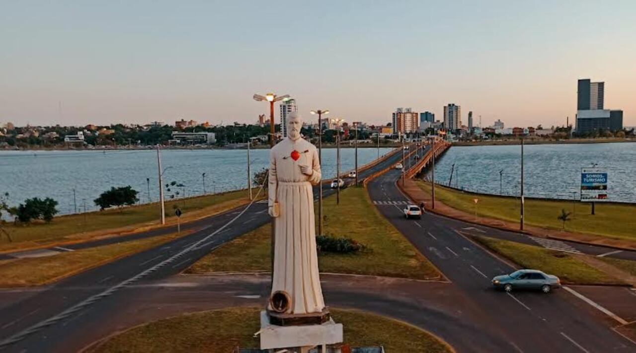 Monumento al misionero jesuita Roque González de Santa Cruz, fundador de la ciudad de Encarnación.